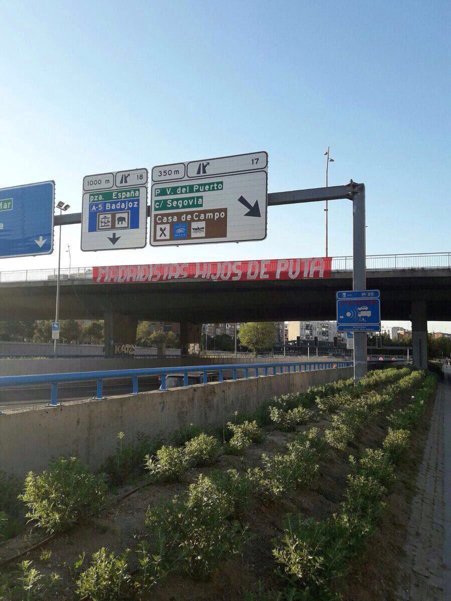 Los que hoy saca el As(co) en portada y llama hinchas por la mañana colgaban esto en la M30. Pero ejjjque el tifo...!!