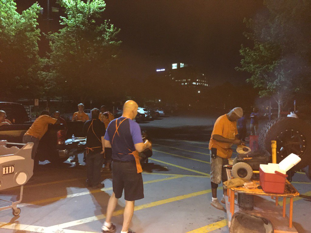hartlinemem's tweet photo. #D87 MET night team and the #154 night crew enjoy a cookout and some relationship building over some burgers &amp; Dogs. https://t.co/Sf7Bcz8Y4w