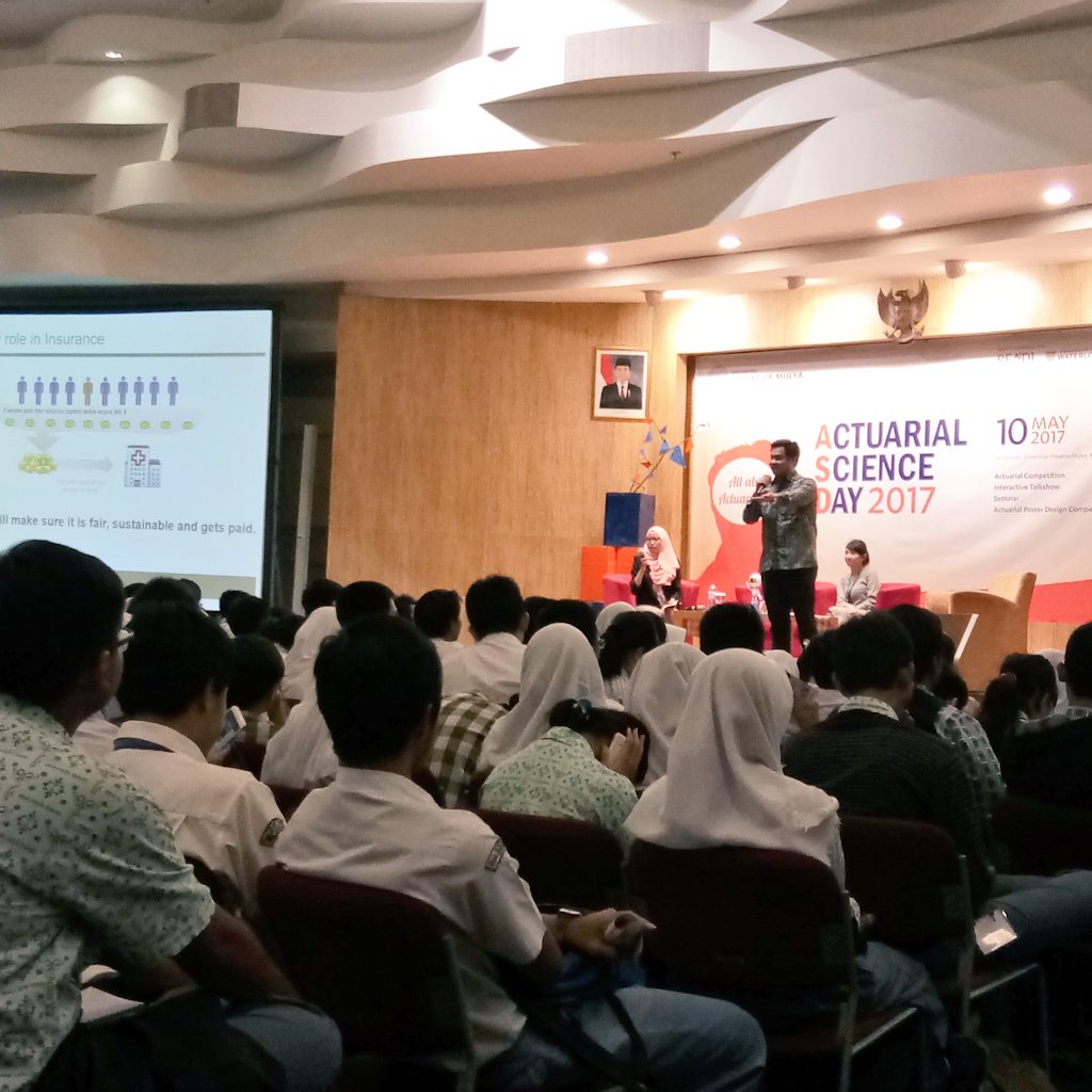ReadiProject's tweet photo. William Soetrina dari Manulife menjelaskan tentang profesi Aktuaris di perusahaan asuransi #ASD2017 #ReadiProject #KepoinReadi https://t.co/nFrrA617Yd