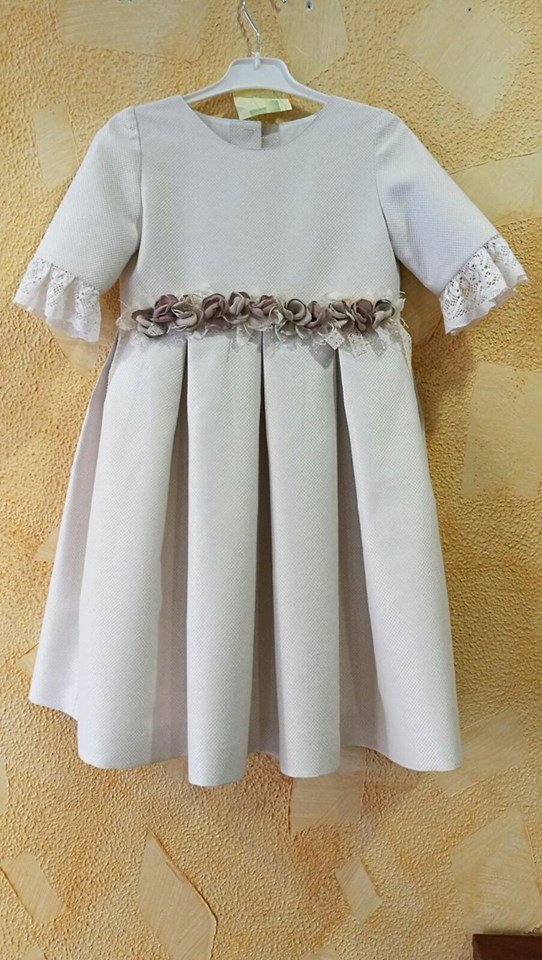 RetokesAlcala's tweet photo. A este precioso vestidito, le hemos añadido esta cintura de flores, Ahora sí que está precioso!✂️🌻🌺🌺🌺🌺 #Comunión #Bautizo #Arreglos #Retokes https://t.co/OVxmWDsgWE