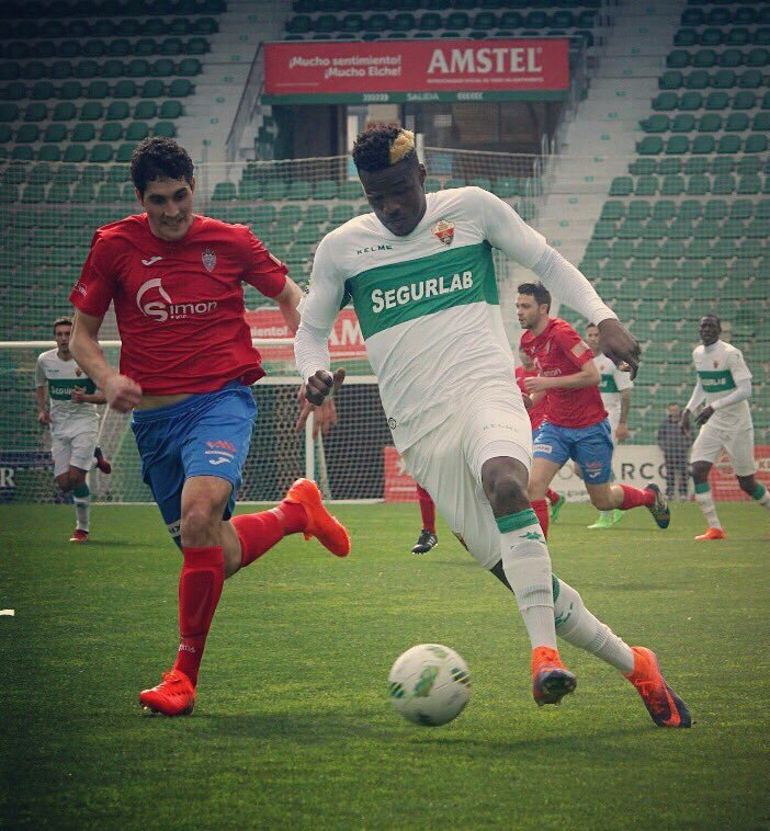 ElcheCrew_'s tweet photo. @vicente_parras cofia en los chavales del #CDIlicitano y entrenan con el #ElcheCF.
@PrimiFerriz, @leomarpinto10,@SoryKaba2 y  @Perujo33 https://t.co/8gCsUVgbbk