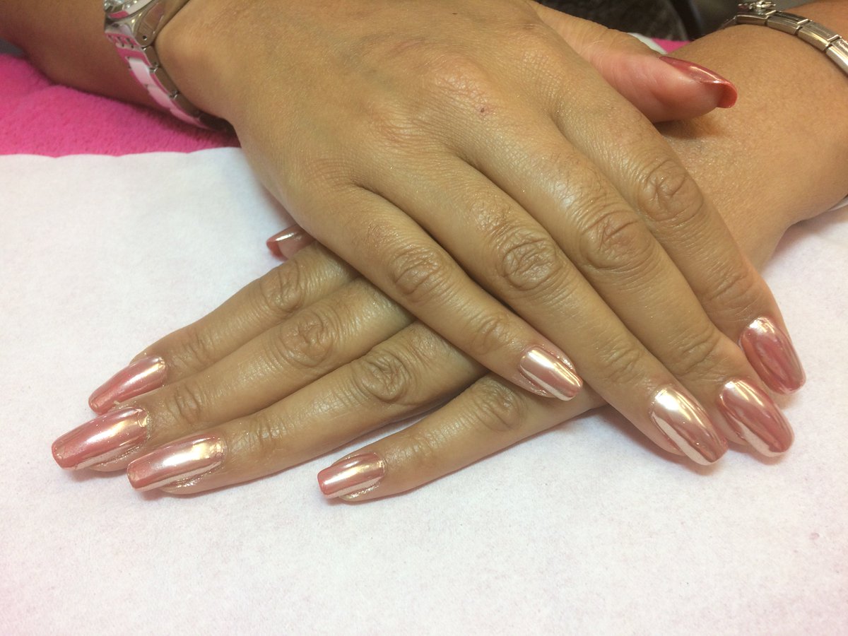 ClearlyNails's tweet photo. Clearly Nails have been playing with chrome powder .. what are people’s thoughts? #clearlynails #clearlynailsbysammi #chromenails #nails https://t.co/DxoC5TBCpd