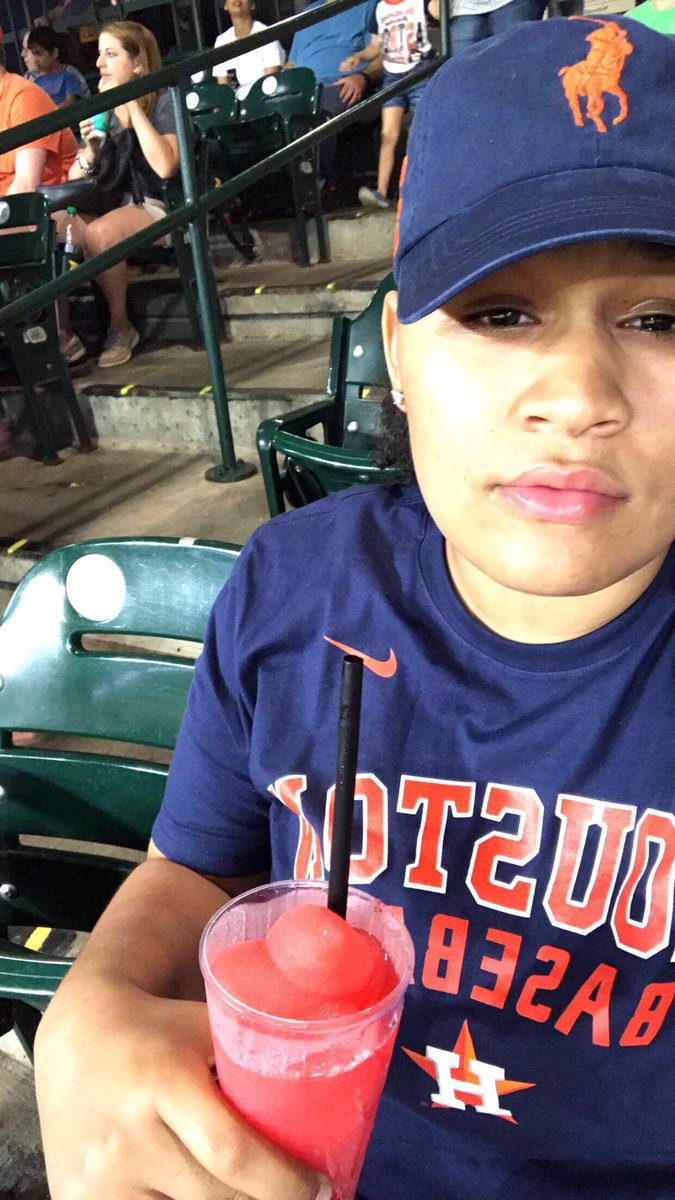 TeamLilAJ's tweet photo. Astros game⚾️ #studtwitter #shortstudtwitter #issagaygirl https://t.co/JWxNFT9Wl8
