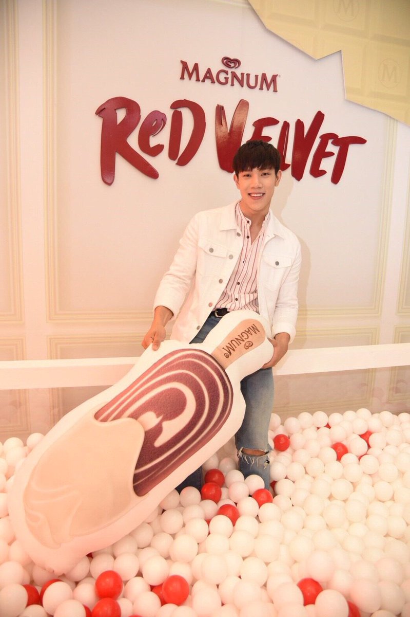 MisterGrtsp's tweet photo. โดนไวท์ช็อคนิด รู้ตัวอีกที เหลือแต่ไม้..  #MagnumRedVelvet #NeverStopPlaying #MagnumThailand https://t.co/cFbX1IdFia