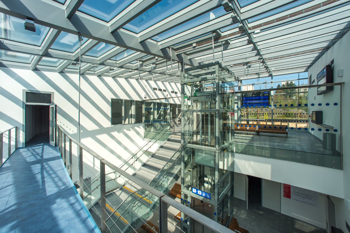 Cestujícím dnes začala oficiálně sloužit nová budova karlovarského #nádraží. #sždc #železnice #architektura