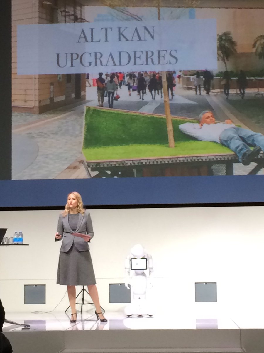 adam_aha's tweet photo. Skøn gimmick på DI's #salg2017 om kunstig intelligens: Robotten Pepper holdt introtale, før moderatoren overtog https://t.co/jpo3JGBq2w