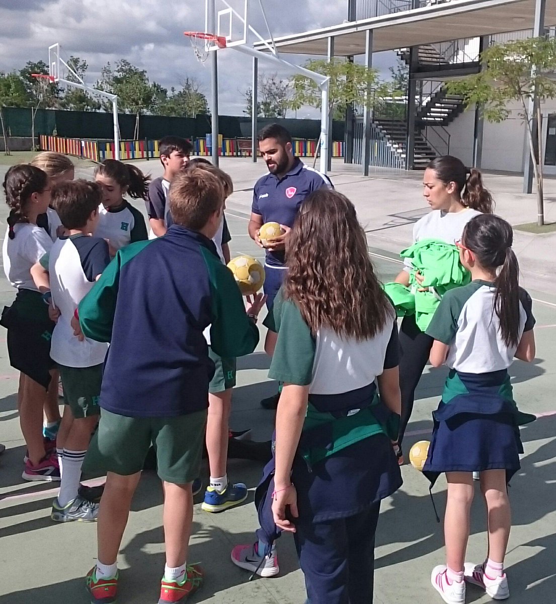 DaniEFHBST's tweet photo. Sesiones de Balonmano para 5° de primaria en Educación Física,  impartidas por entrenadores del @BMtorrejon. 
Gracias por la colaboración. https://t.co/1jLKsbaFRr