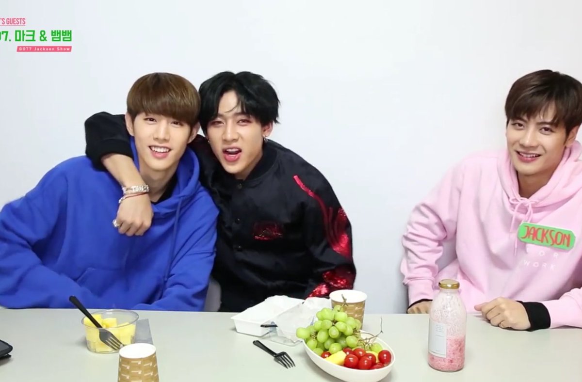 lovecenter's tweet photo. ชอบที่เขากอดคอกัน ละตะโกนชื่อคู่ชิปอะ รีฟังวนหลายรอบ 
อ๊าาาาา กินเอส กินเป๊บซี่ ก็ไม่สดชื่นเท่า 
#MarkBam 😍 #JackMe เอง ☺️5555 https://t.co/7GQ1vx2uiF
