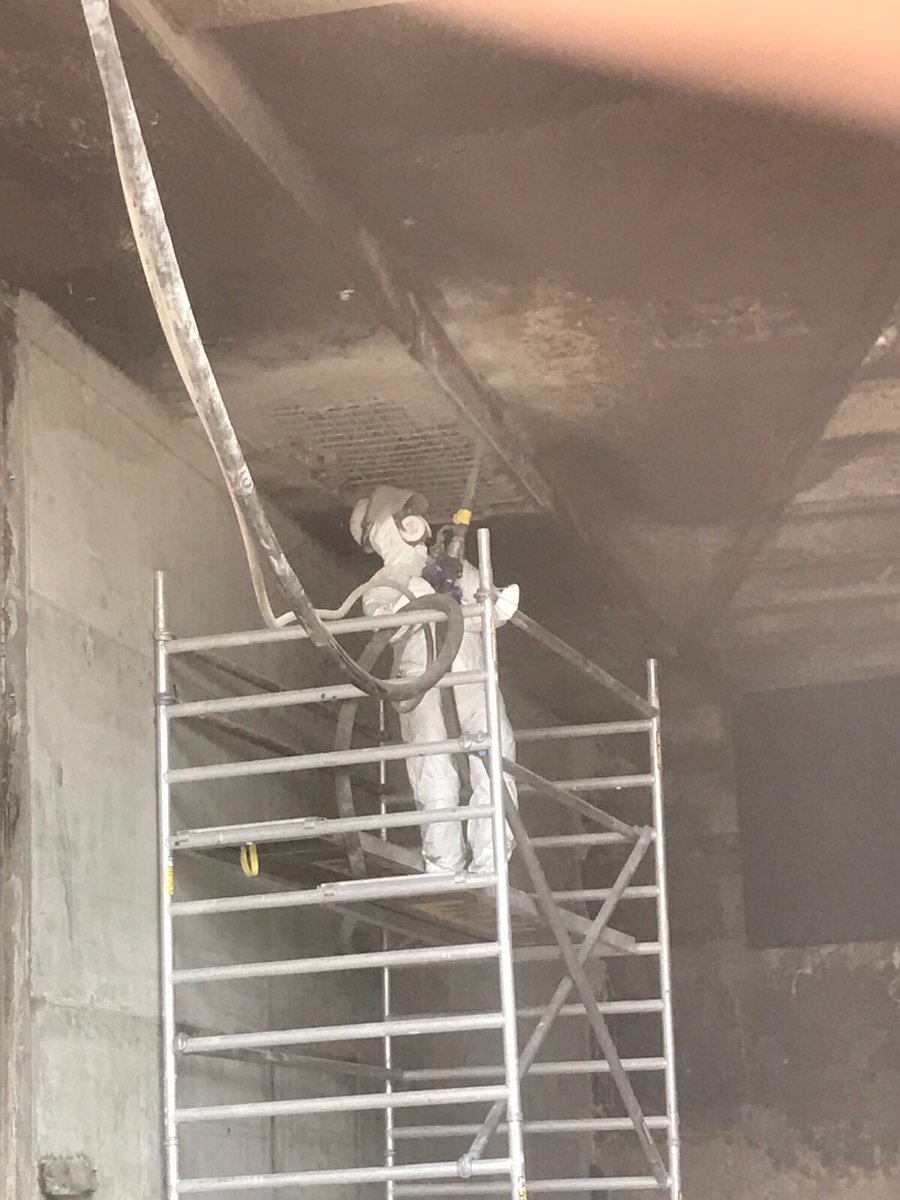 Voor een groot project bezig om spuitbeton aan te brengen. Donderdag de laatste meters.