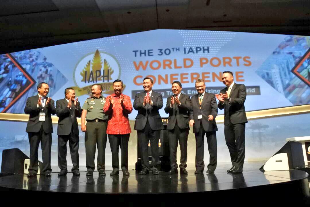 indonesiaport's tweet photo. Official Opening Ceremony by Coordinating Minister of Maritime Affairs, Luhut B. Pandjaitan. #IAPH2017 https://t.co/2eJ89BFDO5