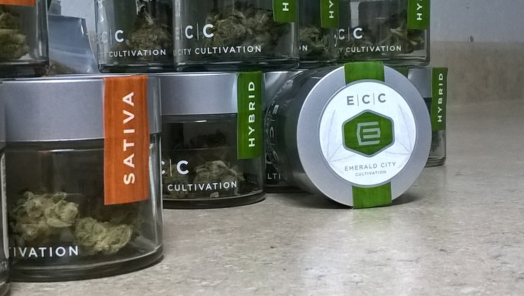 ECCthc's tweet photo. 9lb Hammer, Blueberry Cookies, Tangie heading out to stores. Live Resin off to #hashpipe  #green2go  #houseofgrass https://t.co/8GAIv1GZol