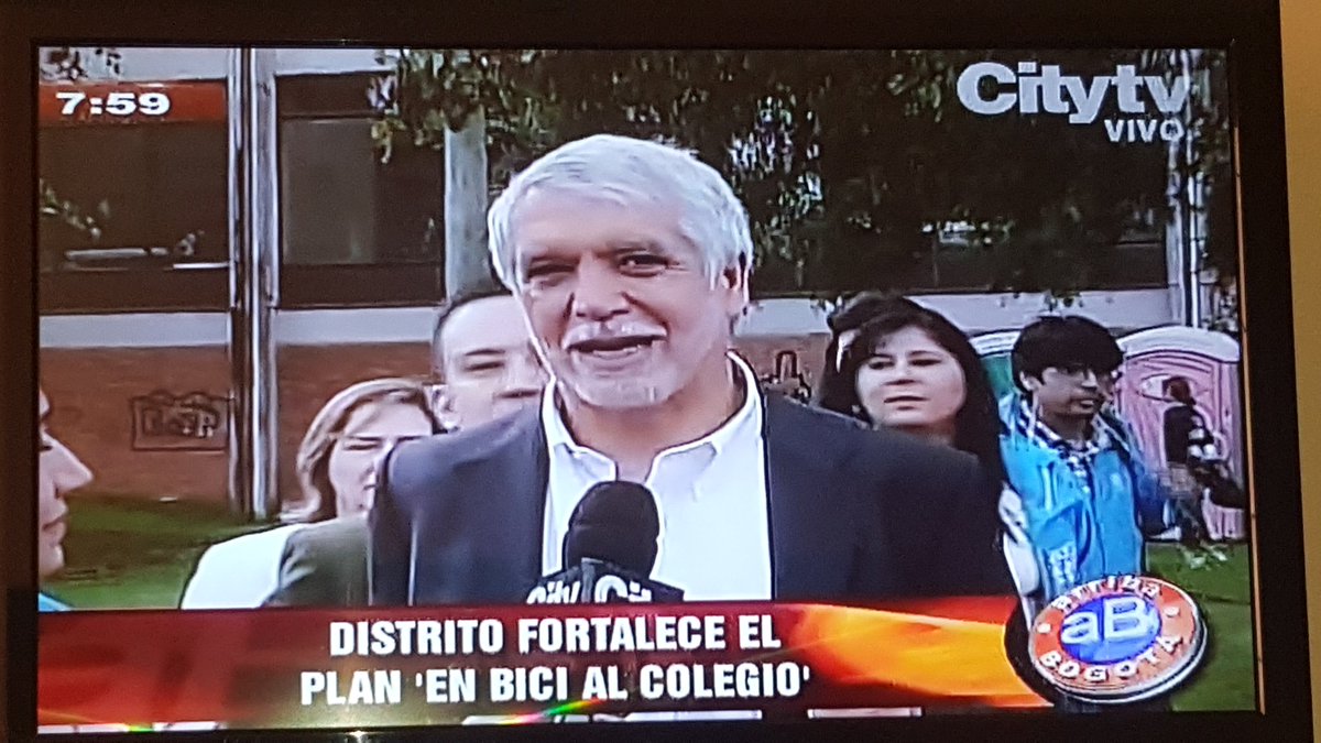 WPRedLion's tweet photo. @EnriquePenalosa demente en la Bta mas insegura de los tiempos. Alguien que baje de la nube a este payaso!¡¡ NOSEDEJENENGAÑARDELPELMASO! https://t.co/OERblvD2Kr
