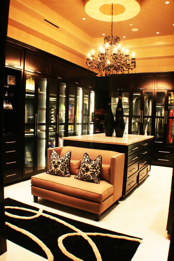 jebboggus's tweet image. What does your dream closet look like?