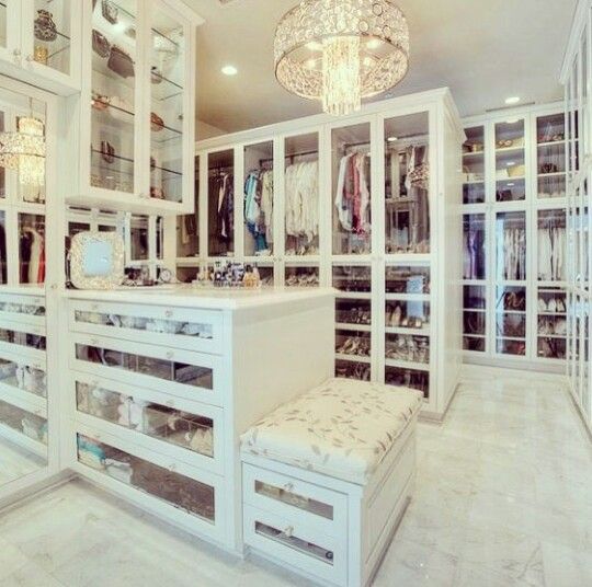 jebboggus's tweet image. What does your dream closet look like?