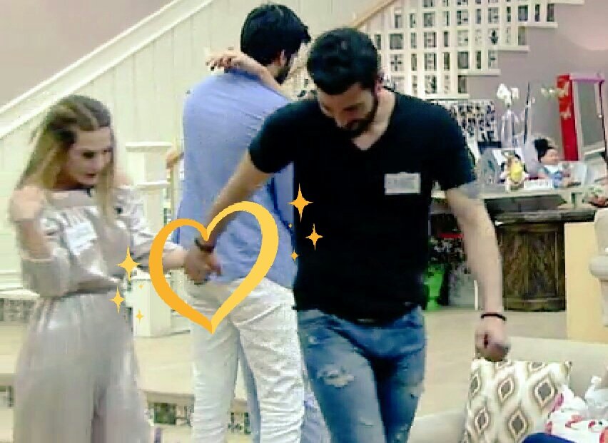 laraduel's tweet photo. Tuğcesinin elinide hiç birkmazmis 😍😍😍
Kavga etselerde, ellerini simsiki tutuyorlar. #Tuğem 🌹❤❤ https://t.co/Dm6oWHreoe