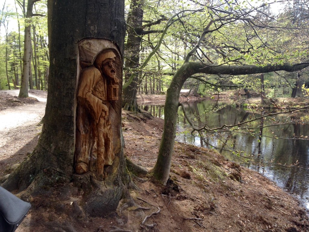 Leuke rondleiding over Landgoed Lauswolt-Olterterp van @ASRVV met boombeelden over Friese volksverhalen.