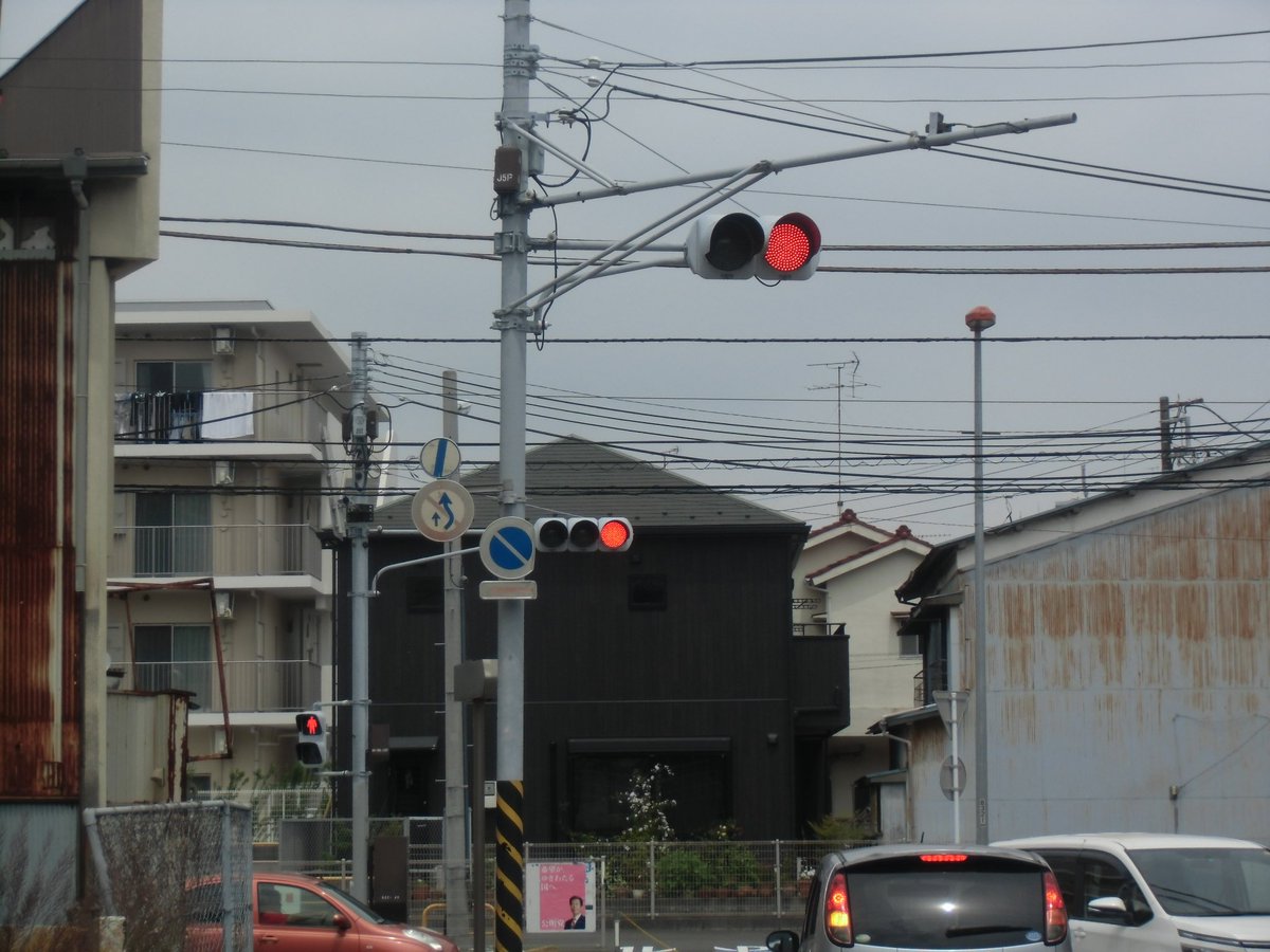 道路ネタその599】 神奈川r27の旧道にある踏切には、2灯式の信号機が