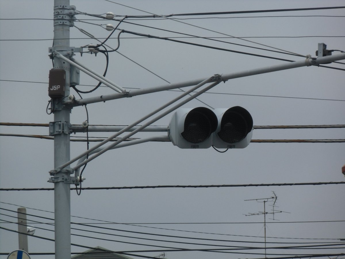 道路ネタその599】 神奈川r27の旧道にある踏切には、2灯式の信号機が