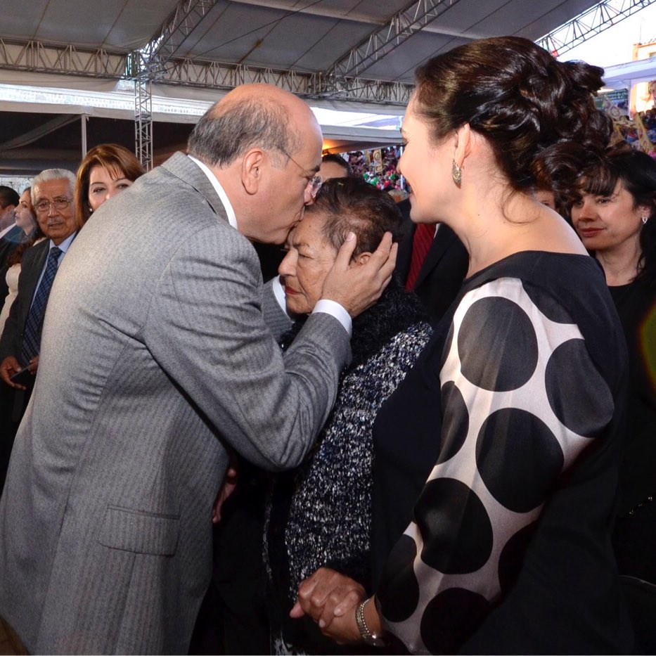 JavierVillacana's tweet photo. El alma de una madre se nutre del cariño de sus hijos y para ser feliz le basta un te quiero,un abrazo y un beso #FelizDíaDeLaMadre https://t.co/u706pLVEZJ