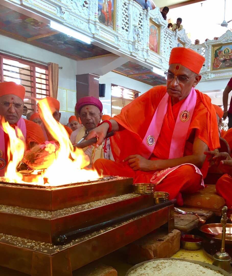 SGadiManinagar's tweet photo. Divine #Patotsav darshan from Shree #SwaminarayanGadi Mandir #Bharasar #Kutch #Bhuj #Gujarat #AcharyaSwamishreeMaharaj https://t.co/INo0gigAhx