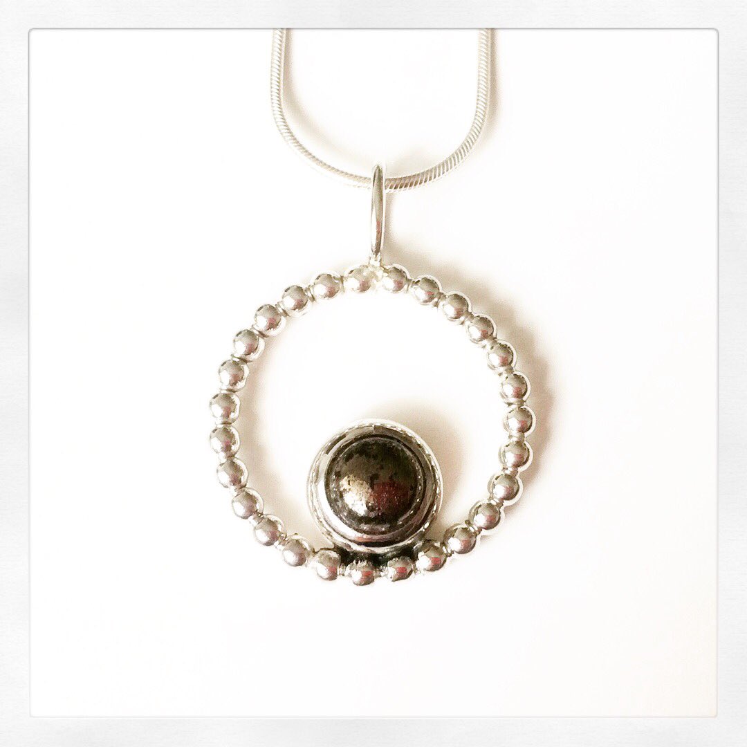 Speciaal voor #TeamBratsky die meedoen aan de #alpedhuzes deze hanger gemaakt! #veiling #opa facebook.com/anoukvbragt/po…