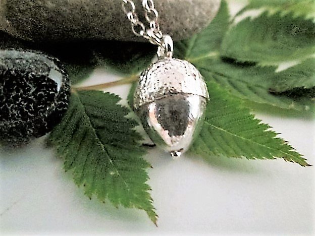 BsdSilver's tweet photo. https://t.co/hqOMo85SeP solid silver handmade acorn pendant. #elevenseshour #spdc #sbutd #UKhashtags #socialmediart #FlockBN #eshopsuk https://t.co/KyqJdTfrC6