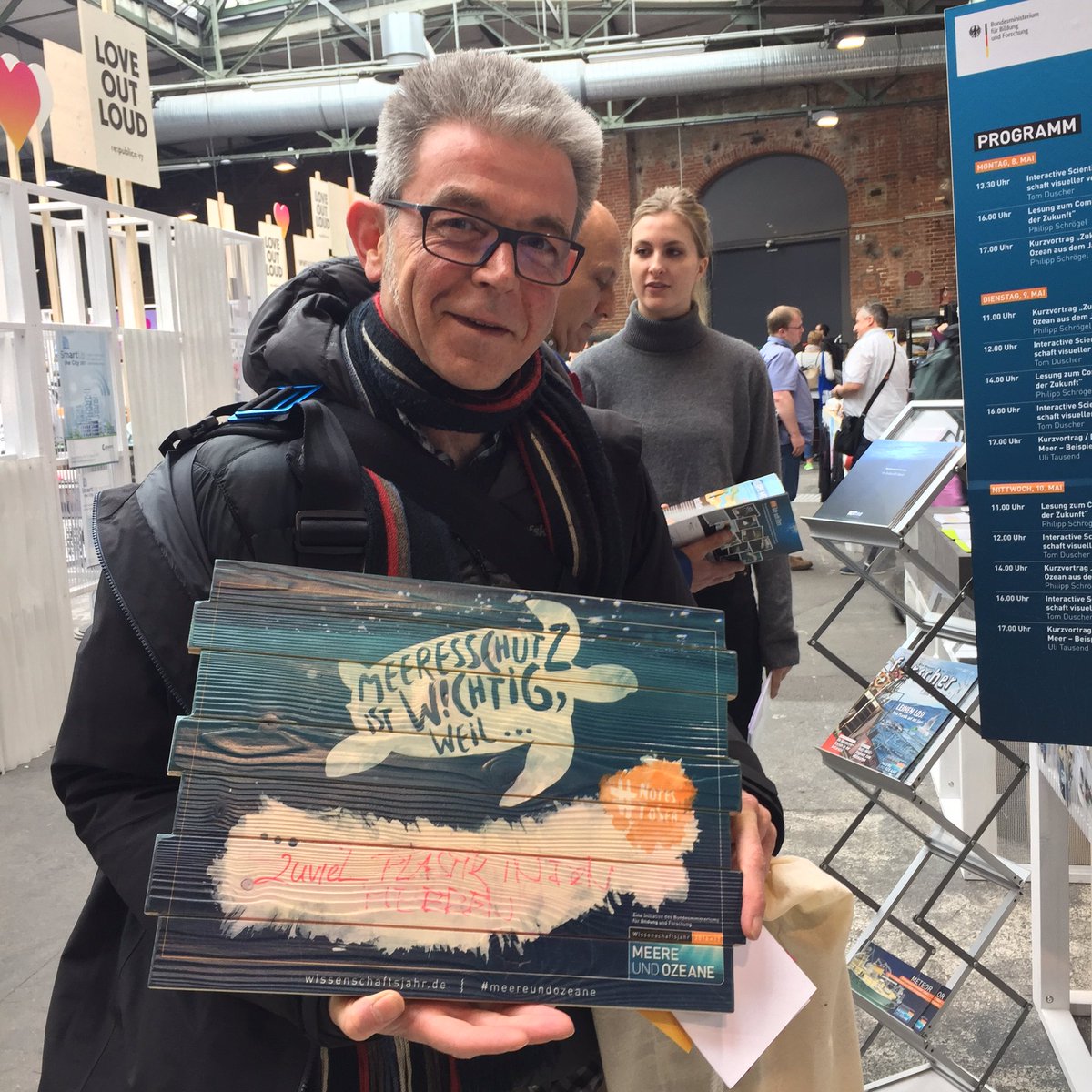 w_jahr's tweet photo. Frank macht auch zu viel Plastikmüll in den Meeren aufmerksam #meereundozeane #notestosea #rp17 https://t.co/vZ80vZjEoM