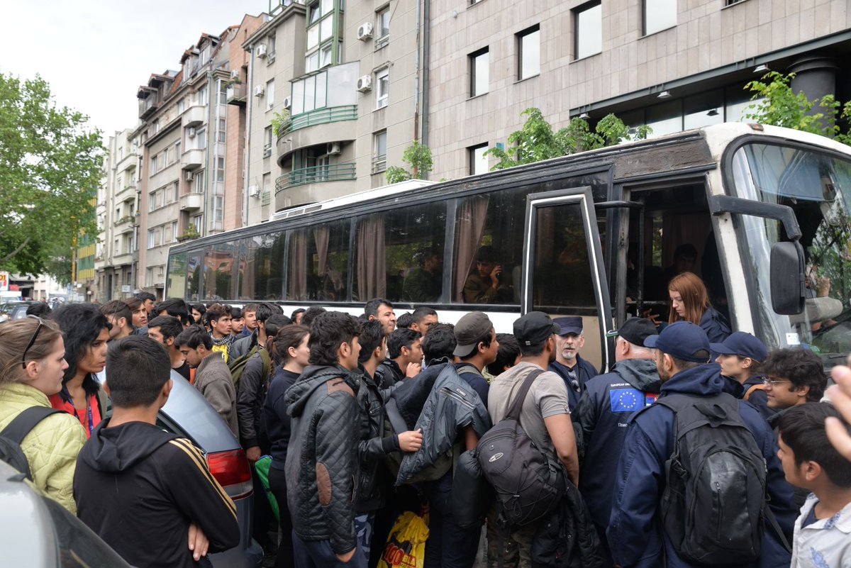 AAHRnoborders's tweet photo. Empiezan a vallar las barracas de #Belgrado. Para lo q interesa, los gobiernos se saltan los papeleos... qué será realmente de estos niños? https://t.co/KLLb5YOtvR
