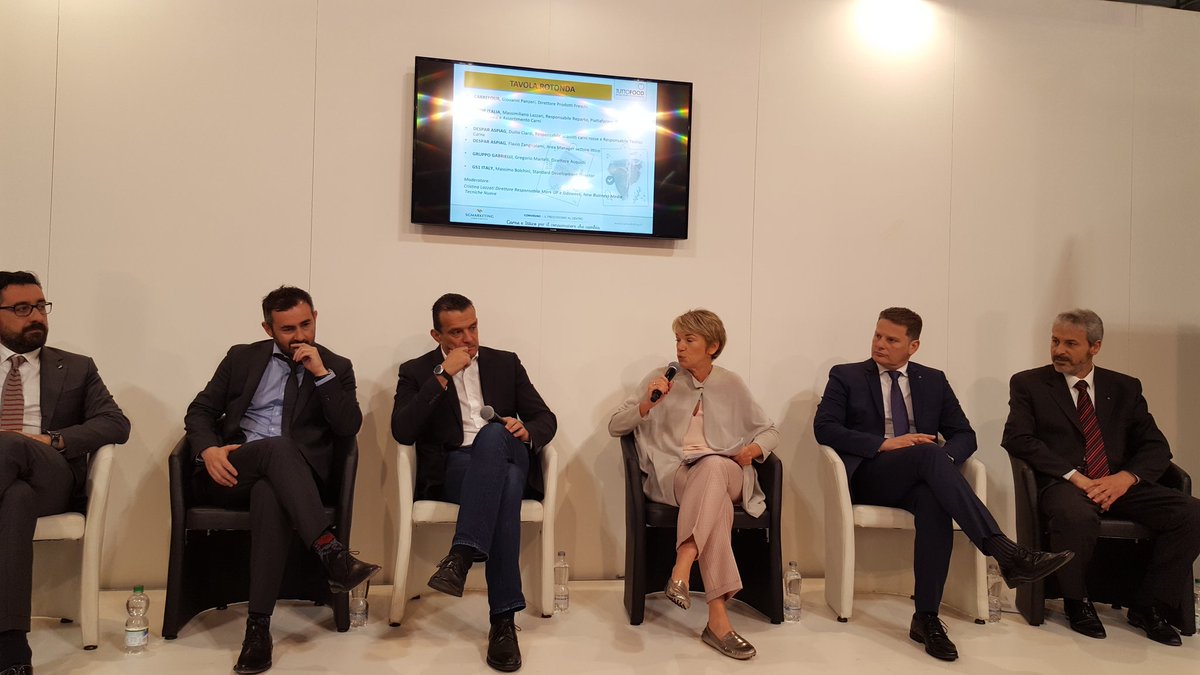 salvo_garipoli's tweet photo. A TUTTOFOOD è di scena la carne e l'ittico. @Clazzati #FRESCHISSIMO #GDO  #tuttofood2017 #CARNE #ITTICO https://t.co/uVqlpEPBAW