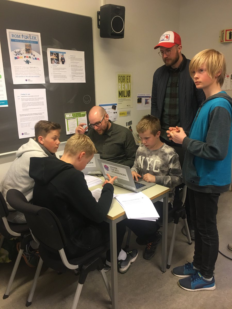 Disse fire gutta er klare for å lære bort kunst og kreativitet med programmeringsverktøyet Processing. 13:30 på #romforlek på #Nkul17