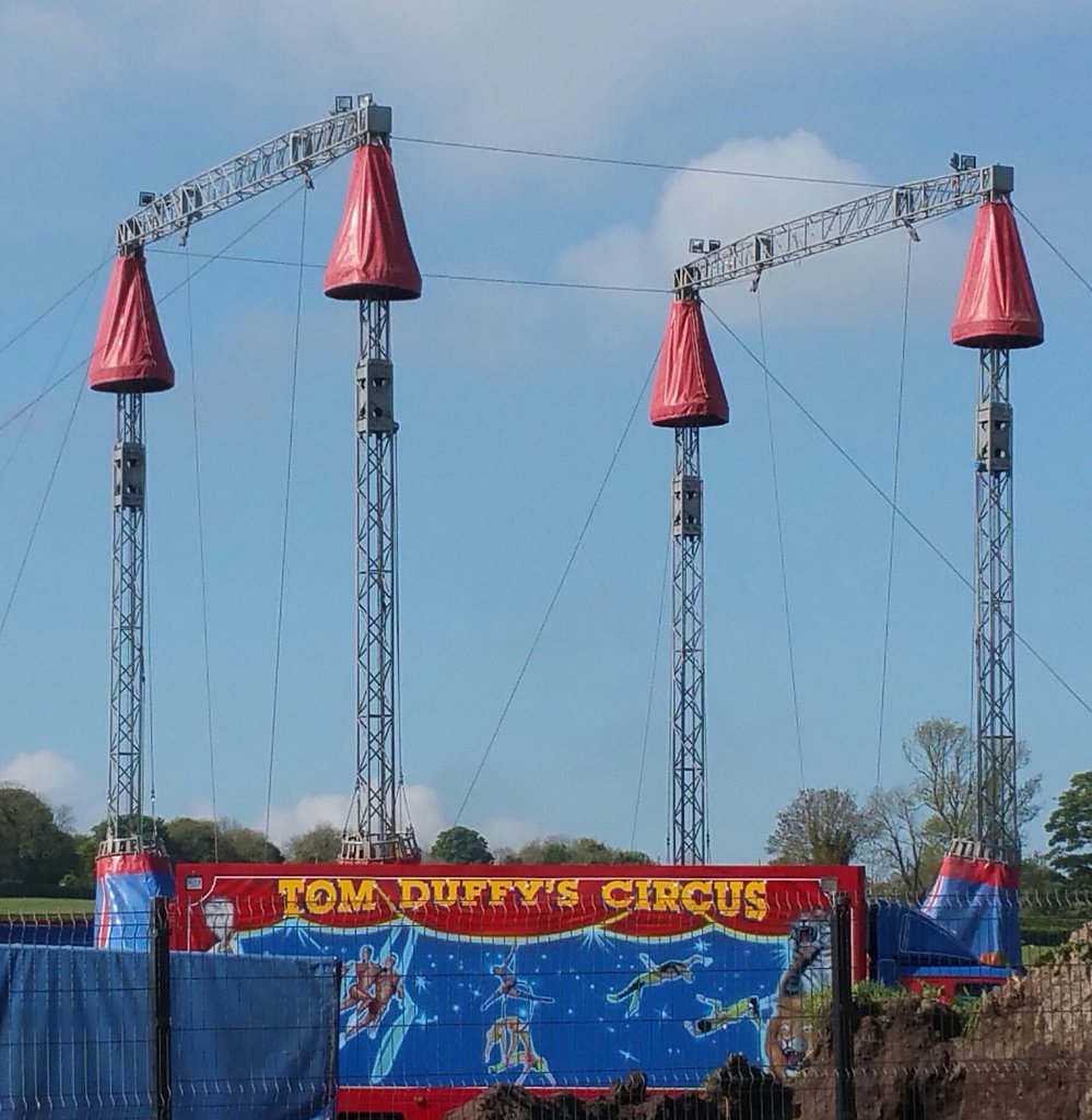 AwesEmz's tweet photo. Yeah! The circus is setting up right outside our office! @duffyscircus https://t.co/ojxoBnthH5