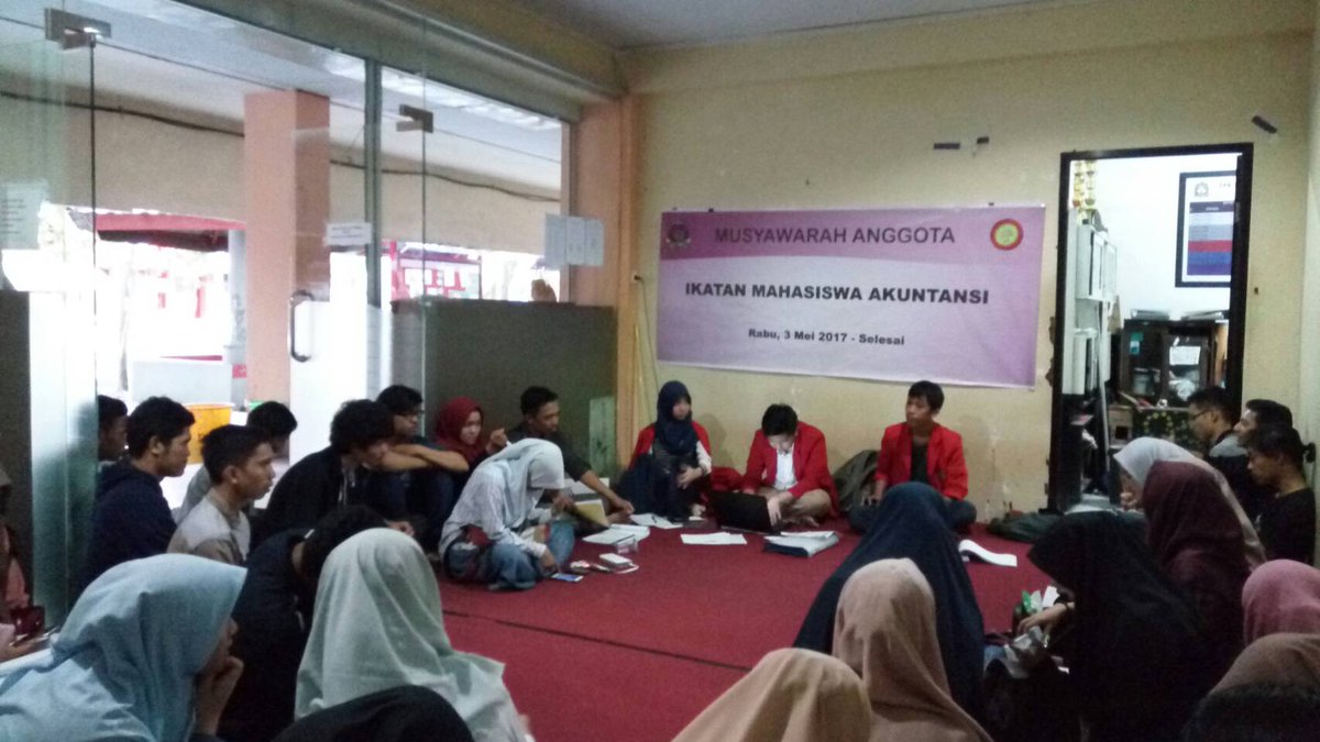 [Live Report] sedang berlangsung lanjutan pembacaan dan pembahasan Laporan Pertanggungjawaban oleh Dept Pengaderan di pelataran himpunan.