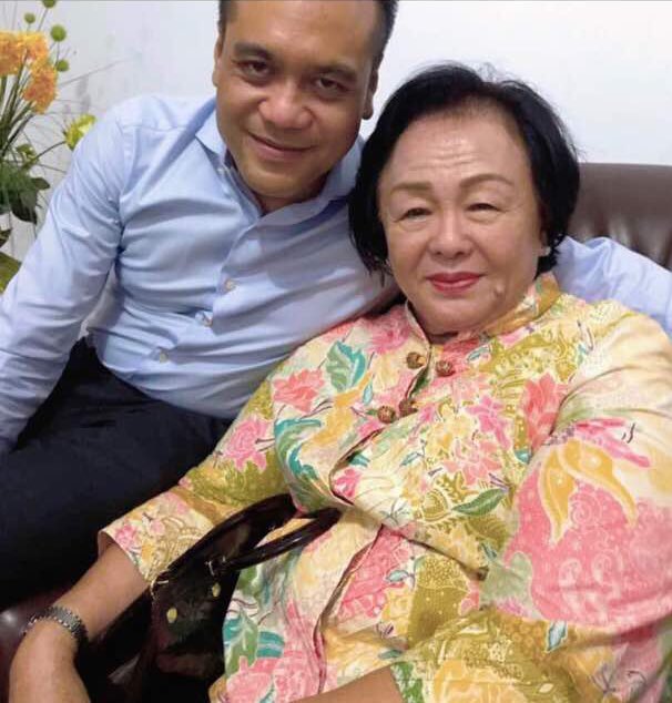 chicohakim's tweet photo. Ibu yang hebat membesarkan anak yang hebat. Ibu ngga cengeng, Ahok anaknya jadi pemberani. Kalau punya ’keyakinan’ takkan ada rasa takut. https://t.co/cPhJrdvirc