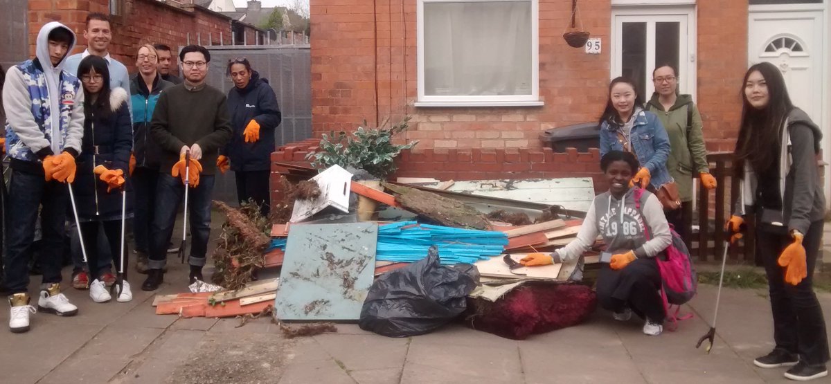 Great work by our staff, <a href="/dmuleicester/">dmuleicester</a> students and <a href="/Leicester_News/">Leicester City Council</a>,
filling 2 trucks with rubbish in their local community clean up! 👍