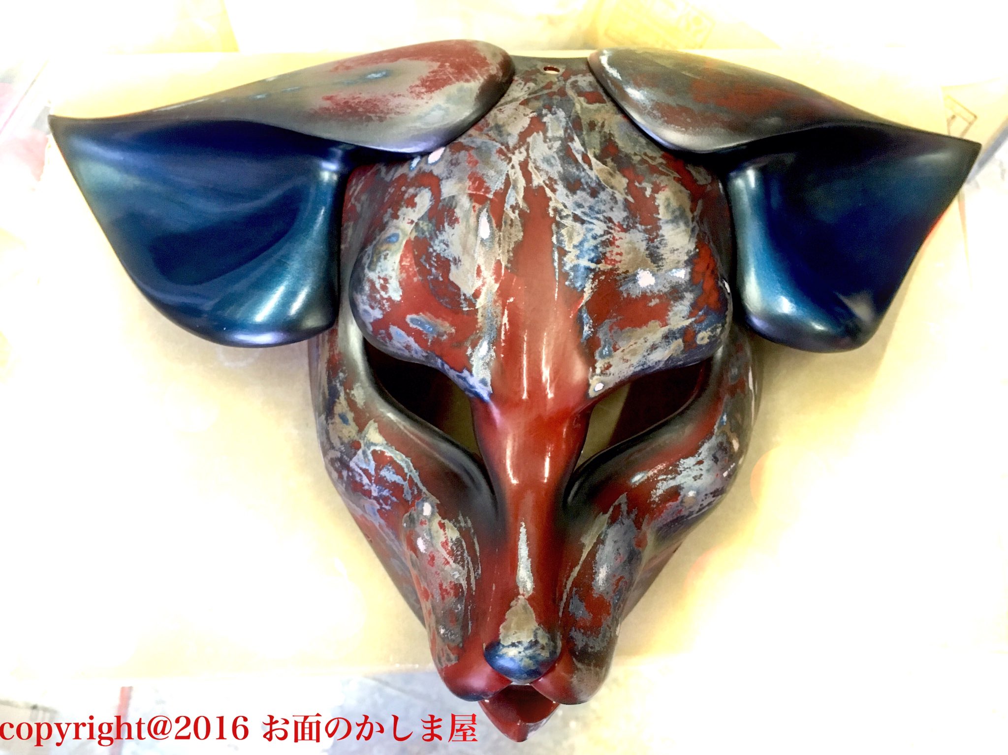 お面のかしま屋だったもの デザフェスに持っていくフェネック狐面 続々と生まれております 今日のフェネック狐面は呪い味溢れる鬼 フェネックです 今までの和風デザインとは打って変わって禍々しい仕上がりとなっております お面のかしま屋