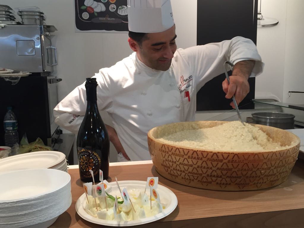GranaPadanoDOP's tweet photo. A #tuttofood2017 il nord sposa il sud <3 Riso #GranaPadanoDOP Piave @Mozzarella_DOP di bufala e @DOCProsecco by #chef Beppe Daddio! https://t.co/QXMNvIK9V7