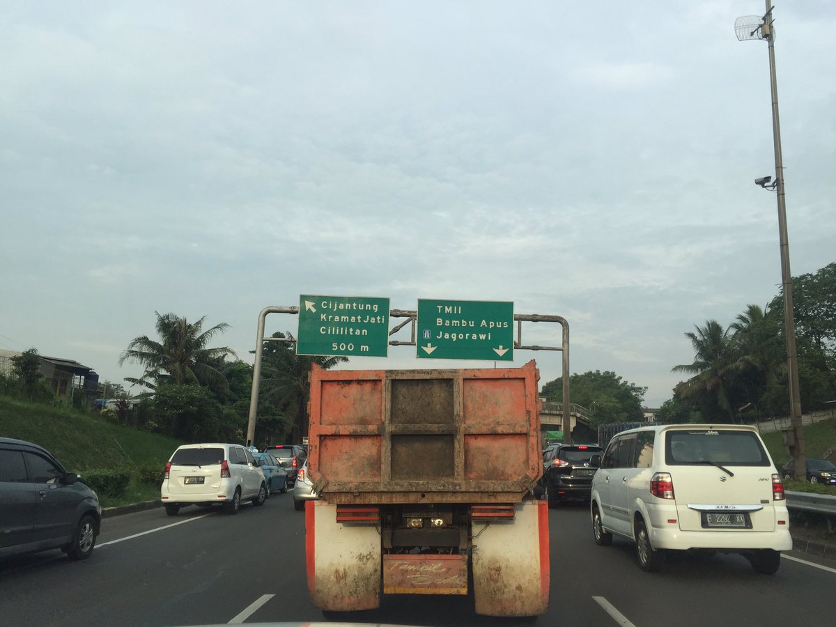 queenfireFM's tweet photo. @RadioElshinta situasi tol JORR TB Simatupang arah Kp Rambutan sore ini https://t.co/uYCmfWW9re
