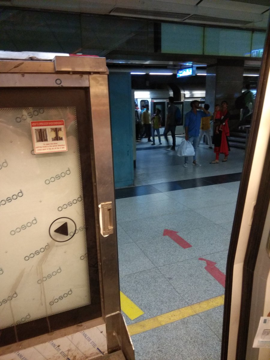 CoolChakku's tweet photo. This is how Metro Stops on the Platform @DelhiMetro_ https://t.co/94gJ9aH6AI
