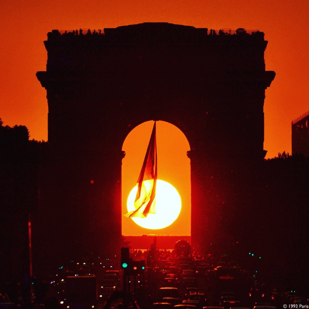 ArcDeTriomphe's tweet photo. Tous les ans, aux alentours du 10 mai, le soleil se couche entre les arches de l'#ArcDeTriomphe, face aux Champs-Élysées ! 🌇 https://t.co/GFkP8CGCrR