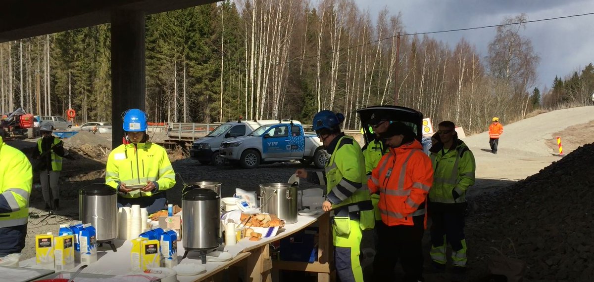 e18vaalimaa's tweet photo. Nyt on Viisaat kypärät yhteen -turvallisuusviikko.Tarjosimme työntekijöillemme lounaan kiitokseksi hyvin hoidetusta #työmaaturvallisuudesta. https://t.co/pfeWYLsGmg