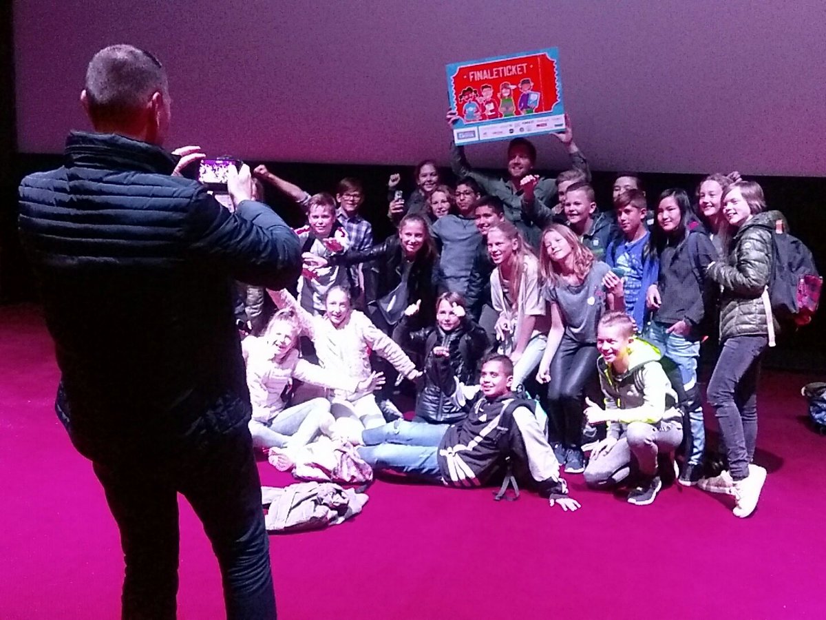 UNICEFKRFF's tweet photo. De meester van winnende klas van Het Tangram maakt nog even een groepsfoto met jurylid @MeijerBart van @hetklokhuis 😃 https://t.co/uFFZgjlhCY