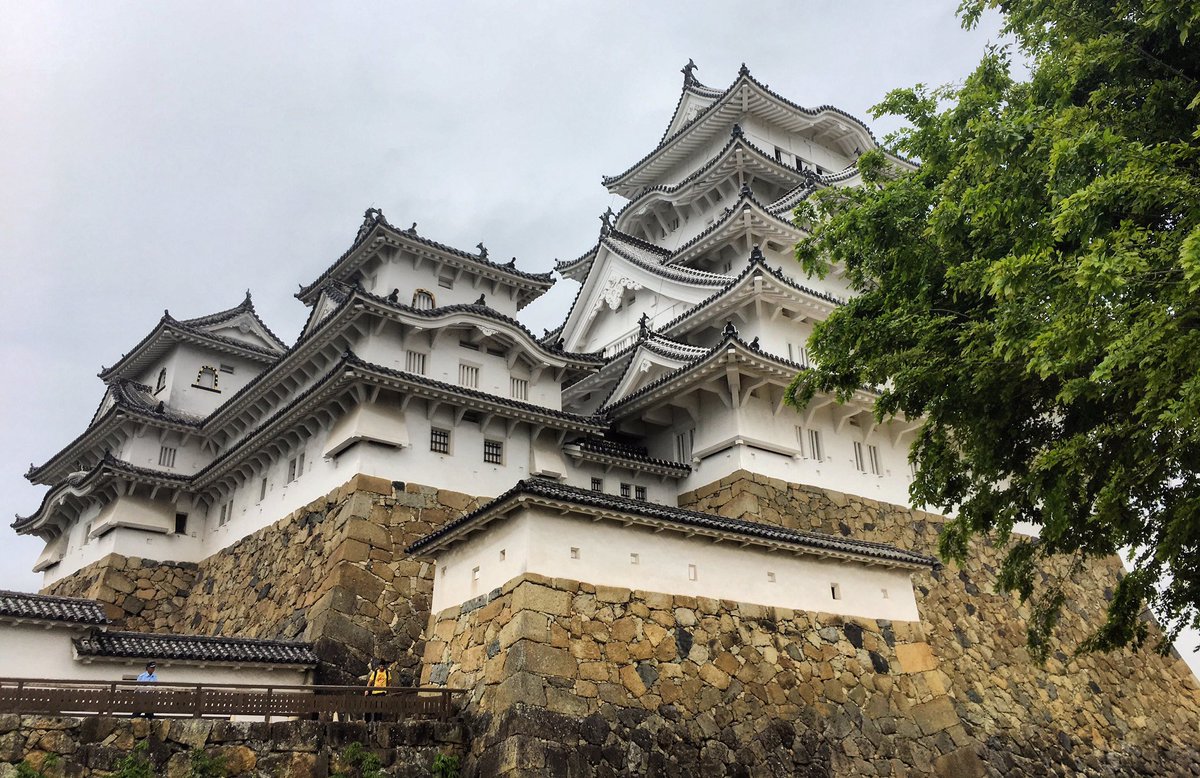 El castillo de #Himeji es uno de esos lugares en los que la realidad supera a los paisajes de los cuentos. #Japón instagram.com/p/BT6E8DShfkj/