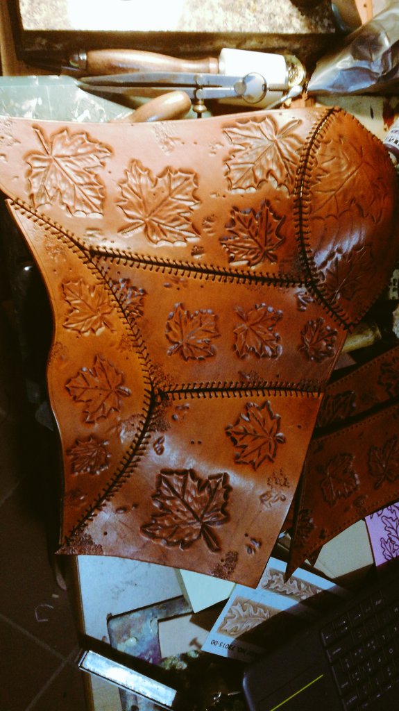 Morgothlab's tweet image. Work in progress of chest piece 
#cosplay #larp #galavant #leatherworking #MadeInItaly
