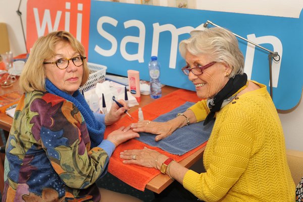 wijsamenNL's tweet photo. Truus &amp; Ellis verzorgen nagels en gezicht van bewoners van woonzorgcentrum @dePosten https://t.co/HFM3Qbgn1j https://t.co/EahJ7FcPC0