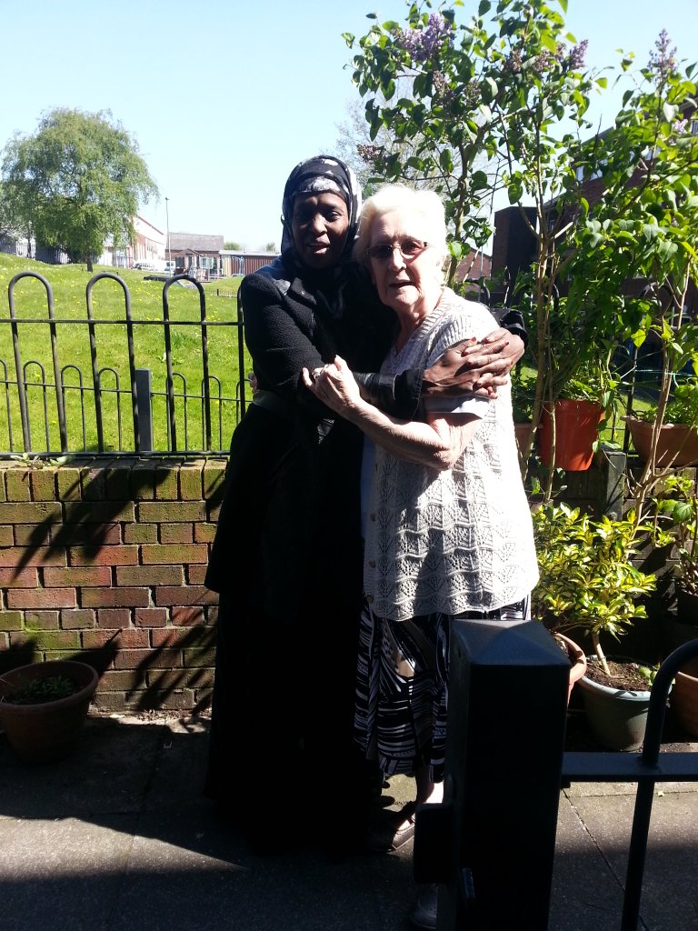 AmirTahra's tweet image. A longstanding resident came out to meet a potential new neighbour on Eldon St @juliejfcho @FirstForFCHO