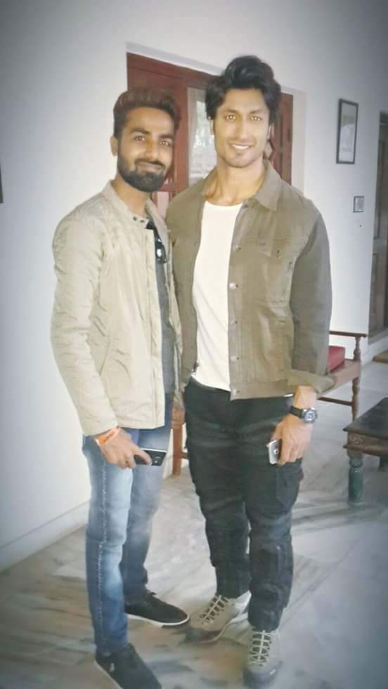 VJLoveliestsmyl's tweet photo. ⭐⭐⭐ ♡Vidyut Jammwal♡ looking splendid flashing his sunshine smile!🌹❤
#Withaluckyfan 👌👍 https://t.co/wHlo05aie9