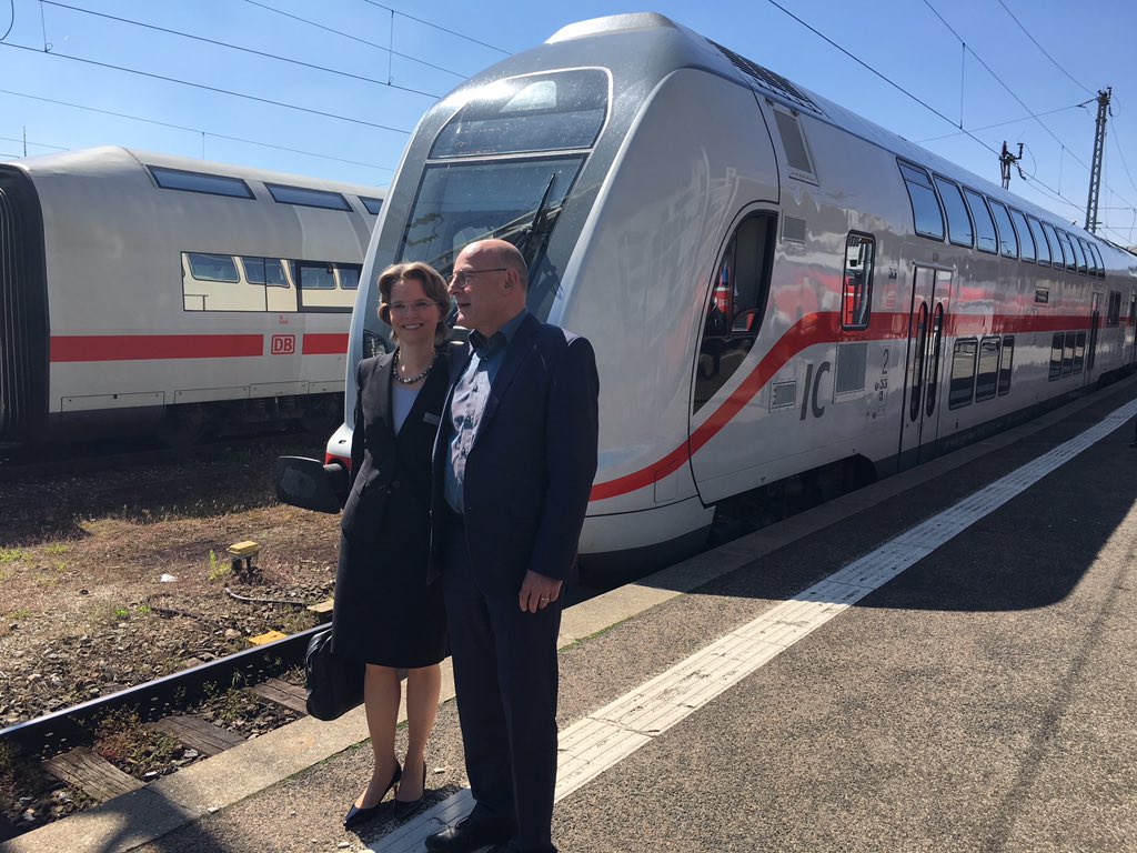 KatjaKorf's tweet photo. #birgitbohle von @DB_Info testet mit @WinneHermann #ic2 Stuttgart-Singen auf der #gäubahn Ab Dezember für alle Fahrgäste im 2-h-Takt https://t.co/Vvy8dsJucX