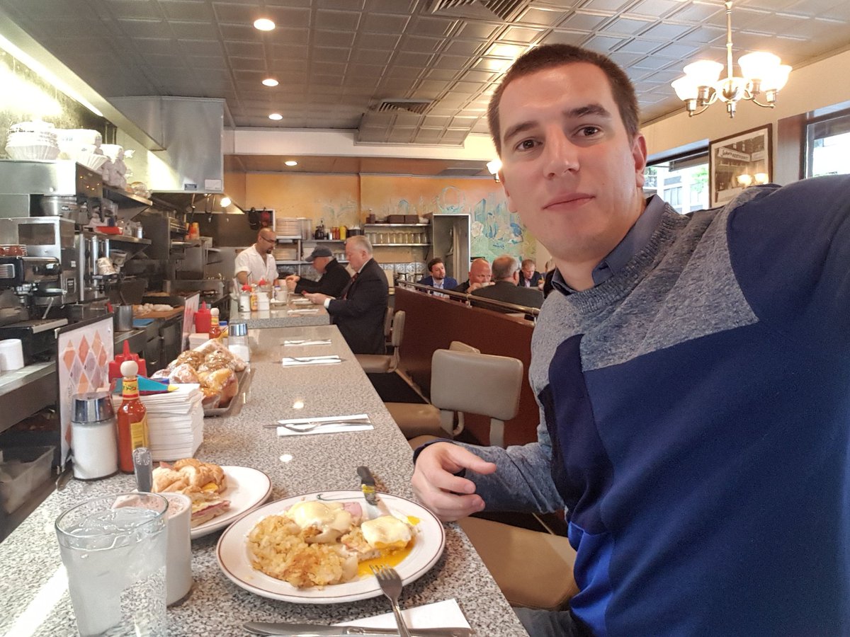 ValentinNaidja's tweet photo. Clssic American diner in #NYC with @Talkwalker . So quaint :-) #FrenchmanInNewYork https://t.co/YpB23EDufn