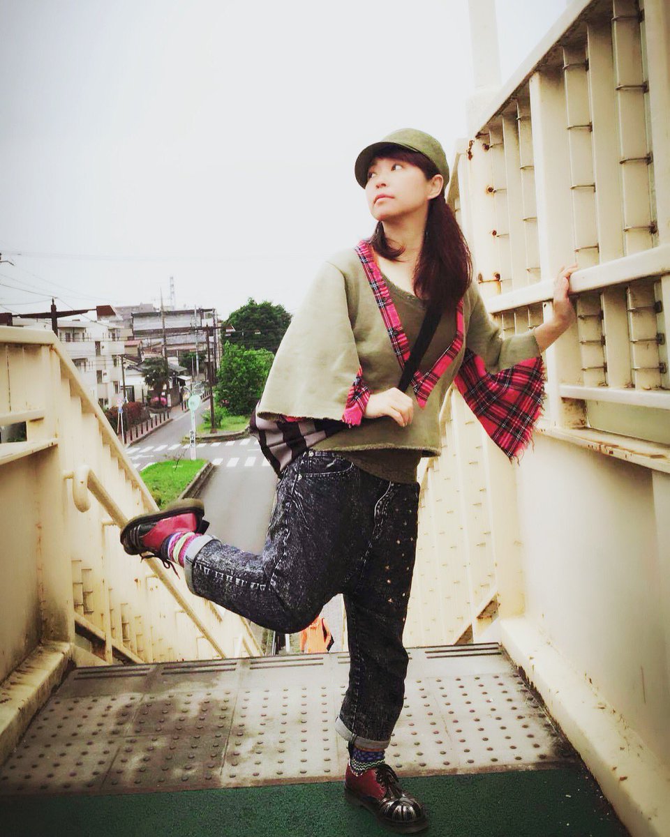 大器晩成伸びしろだらけのヒトミです 歌手 Mc ライバー タレント A Twitteren 本日ファッションチェック 昔買ったリメイクトレーナー 形がちょっと気になって 更にリメイク カーキとチェックのコンビが可愛いのです ボトムは安定のワールドワイド