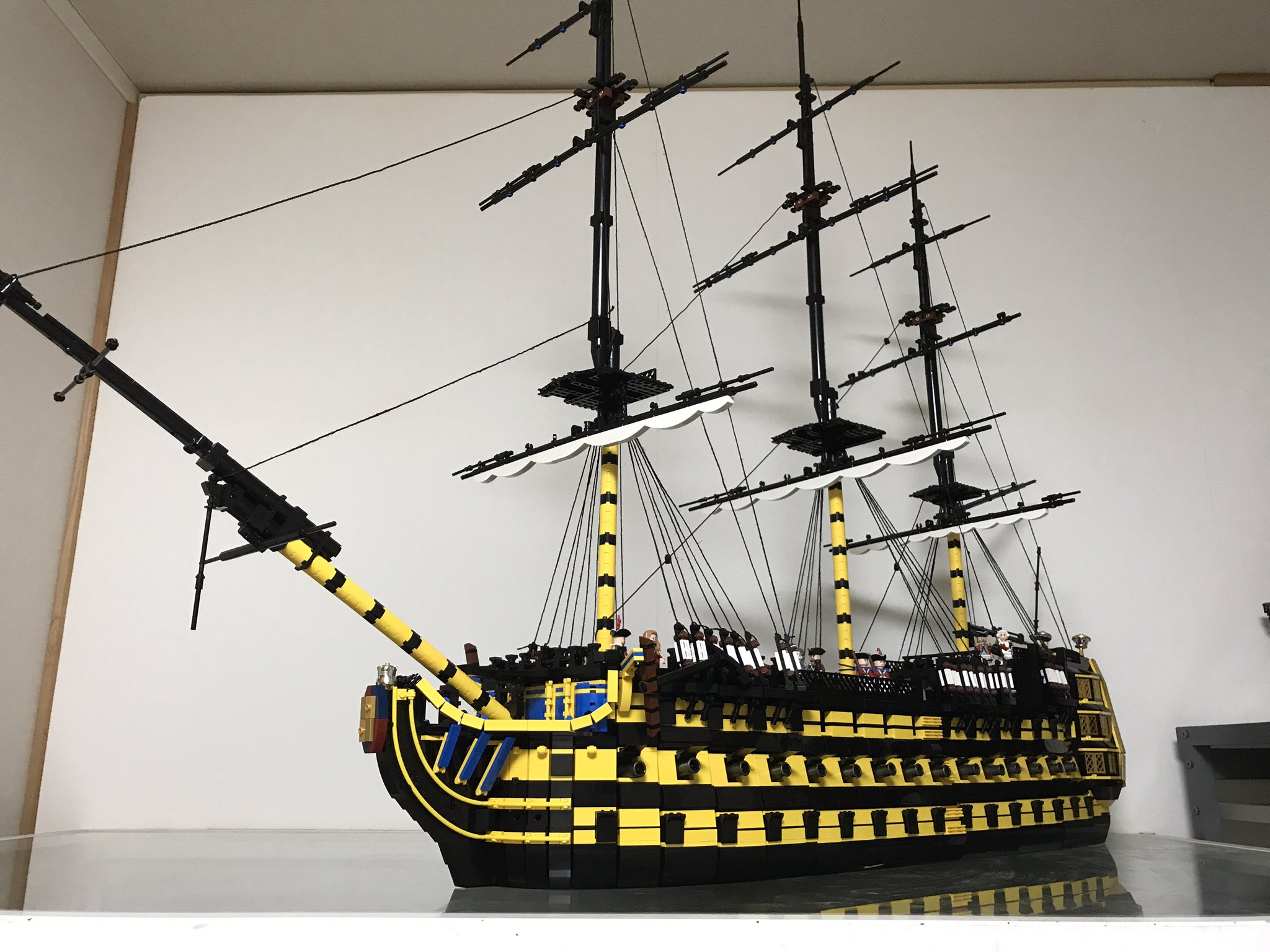 エド ドーントレス号はパイレーツオブカリビアンの第1作 呪われた海賊たちに登場する架空の戦列艦です 大砲を100門以上装備し カリブ最強の船で ノリントン提督の艦隊の旗艦でした ブラックパール号を追跡中 トリポリの近くで嵐にあい沈没し この事故 エド ドーントレス号はパイレーツオブカリビアンの第1作 呪われた海賊たちに登場する架空の戦列艦です 大砲を100門以上装備し カリブ最強の船で ノリントン提督の艦隊の旗艦でした ブラックパール号を追跡中 トリポリの近くで嵐にあい沈没し この事故
